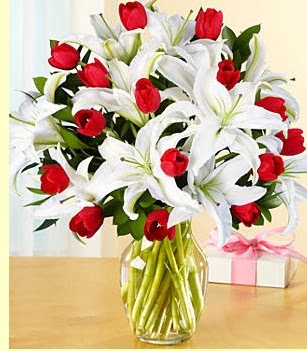  İstanbul Çiçek Satışı çiçek siparişi sitesi  3 kazablanka 10 kırmızı gül vazosu