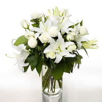  İstanbul Çiçek Satışı çiçek gönderme sitemiz güvenlidir  1 dal cazablanca 7 adet beyaz gül vazosu