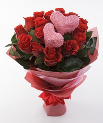 12 adet kırmızı gül ve 2 adet kalp çubuk  İstanbul Çiçek Satışı 14 şubat sevgililer günü çiçek 
