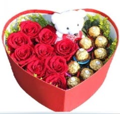 Kalp içerisinde 8 gül 9 çikolata ve ayıcık  İstanbul Çiçek Satışı internetten çiçek siparişi 