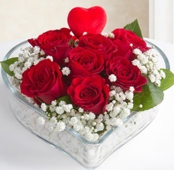 Kalp içerisinde 7 kırmızı gül kalp çubuk  İstanbul Çiçek Satışı çiçek gönderme sitemiz güvenlidir 