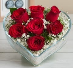 Kalp içerisinde 7 adet kırmızı gül  İstanbul Çiçek Satışı çiçek gönderme sitemiz güvenlidir 