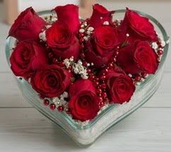 Kalp içerisinde 7 adet kırmızı gül  İstanbul Çiçek Satışı çiçekçi telefonları 