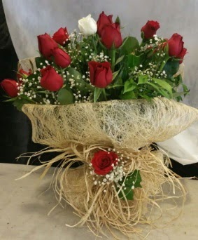Kız isteme çiçeği 20 kırmızı 1 beyaz  İstanbul Çiçek Satışı çiçek siparişi sitesi 