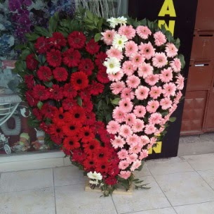 Kalp pano kalp şeklinde pano çiçeği  İstanbul Çiçek Satışı çiçek siparişi sitesi 