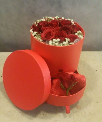 Çekmeceli kutu içerisinde çikolata ve güller  İstanbul Çiçek Satışı çiçek satışı 