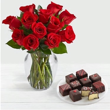 Cam vazoda 12 kırmızı gül el yapımı çikolata  İstanbul Çiçek Satışı çiçek gönderme sitemiz güvenlidir 