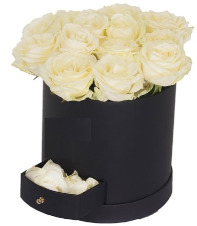 Kutu içerisinde 18 adet beyaz gül  İstanbul Çiçek Satışı çiçek gönderme sitemiz güvenlidir 