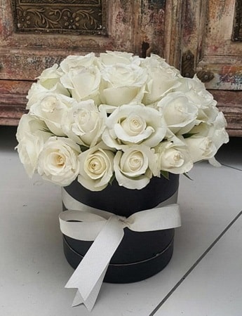 33 adet beyaz gülden görsel kutu tanzimi  İstanbul Çiçek Satışı internetten çiçek siparişi 